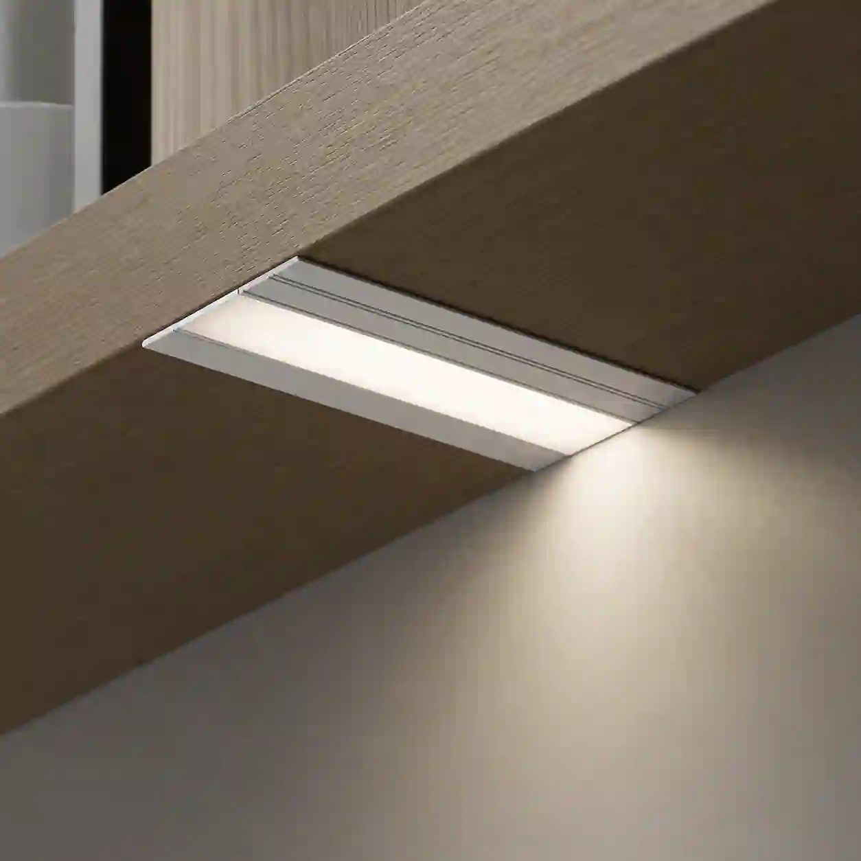 Profil V30 a mléčný difuzor vedle sebe stříbrný hliník pohled shora kanál 20,7mm zápustný vestavný LED profil